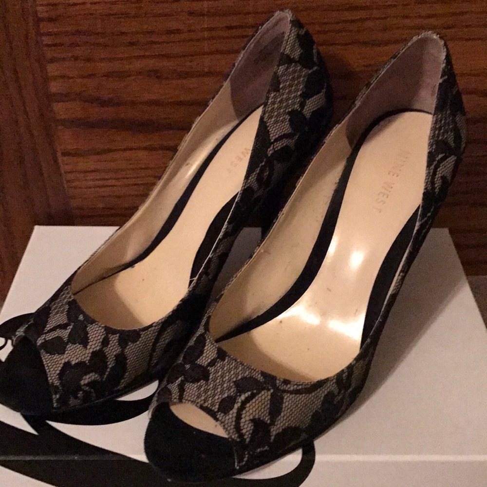 Nine West lace peep toe heel, size 8